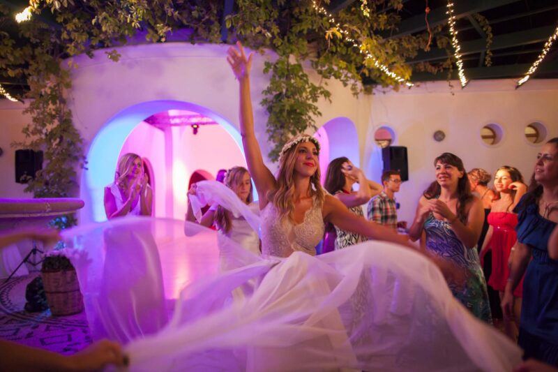 Η νύφη χορεύει και διασκεδάζει έχωντας φίλους τριγύρω της