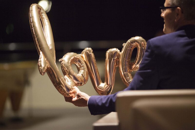 Καλεσμένος κρατάει τη λέξη love σχηματισμένη απο μπαλόνι.Φωτογραφία Ιωάννα Χατζηδιάκου