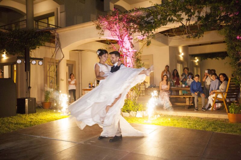 Το ζευγάρο χορεύει στον πρώτο τους κοινό χορό.Φωτογραφία Ιωάννα Χατζηδιάκου