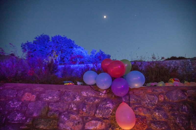 Μπαλόνια για τους μικρούς καλεσμένους σε αυλότοιχο με φόντο το φεγγάρι.Φωτογραφία Ιωάννα Χατζηδιάκου